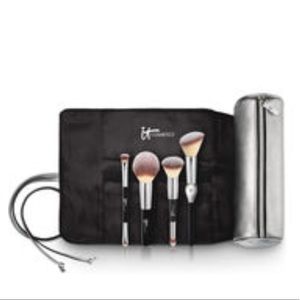 IT’S YOUR MUST-HAVE 4 BRUSH SET WITH BRUSH ROLL